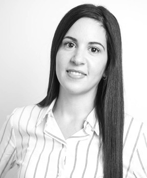Shirly es abogada (Universidad de Buenos Aires - UBA, con honores), con estudios de posgrado en Propiedad Intelectual en la Asociación Argentina de Agentes de Propiedad Intelectual, y en los Programas de Graduados del Colegio de Abogados de Buenos Aires.