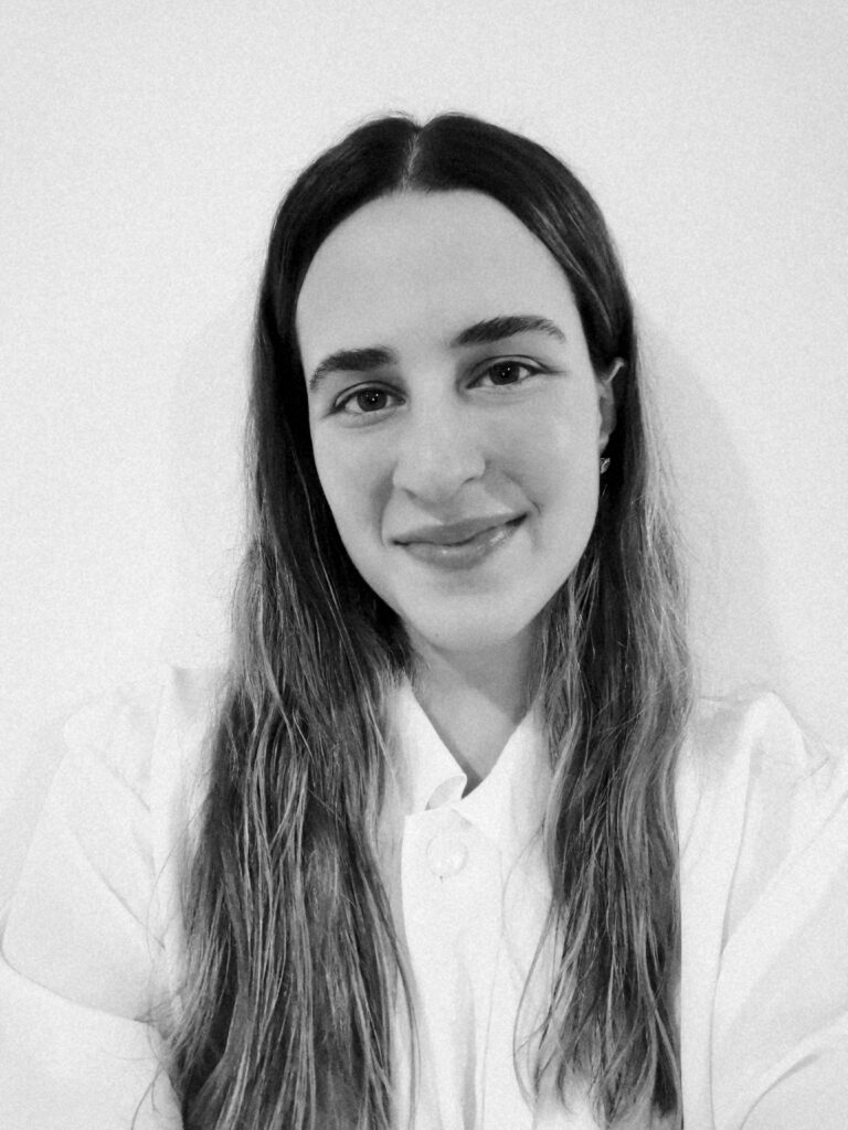Florencia is a Lawyer (Torcuato Di Tella University), currently pursuing postgraduate studies at Austral University. Her experience focuses on prosecution and litigation before judicial and administrative entities.